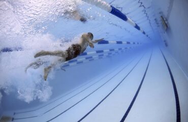 Swimmer practice proper technique to avoid summer swimming injuries